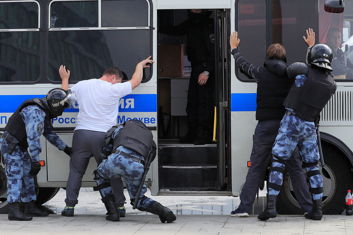   В Петербурге Михаилу Цуканова обвиняли в том что он якобы выбил зуб полицейскому на акции он нам не царь, год он провел в СИЗО и  ему назначили штраф 100000 руб.