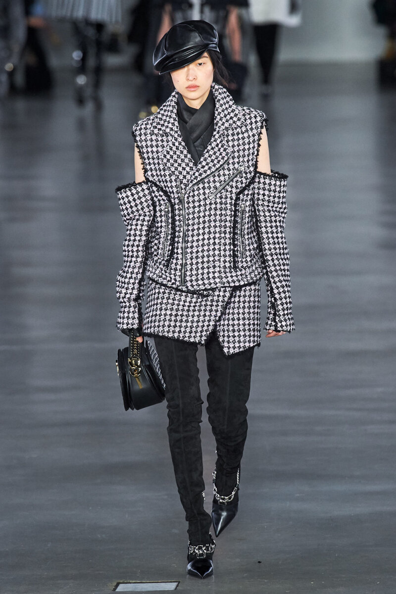 Не отстает и бренд Balmain, большая часть моделей которого была представлена с аксессуаром ввиде черного кожаного берета.