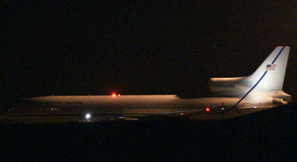 Самолет L-1011 Northrop Grumman, Stargazer, готовится к взлету на аэродроме Кейп-Канаверал во Флориде 10 октября 2019 года. Под самолетом находится ракета Pegasus XL компании, на которой установлен NASA Ionospheric Connection Explorer (ICON).