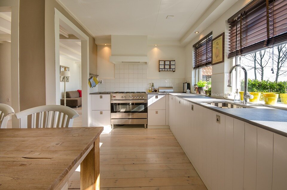cdn.pixabay.com/photo/2017/03/22/17/39/kitchen-2165756_960_720.jpg