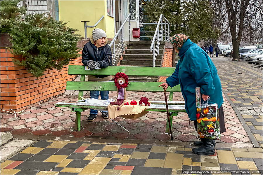 Что продают старики на стихийных рынках на Украине: смотришь на эту нищету и становится их просто жалко