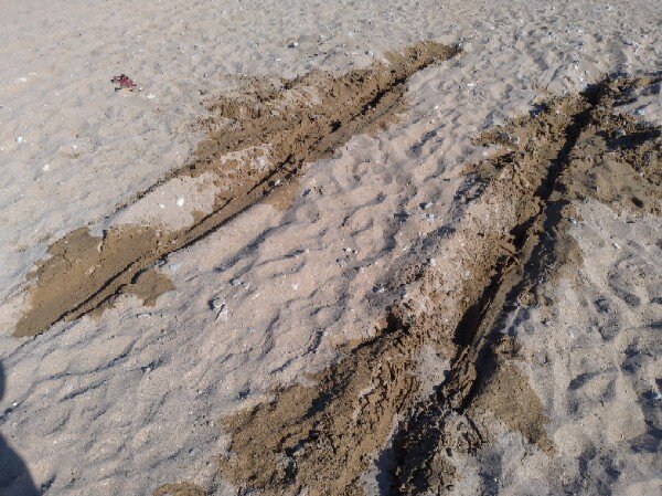 Тут лежала на пузе наша машина. Чтобы ее вытащить из песка, пришлось поливать водой, чтобы хоть немного помочь колесам цепляться за землю