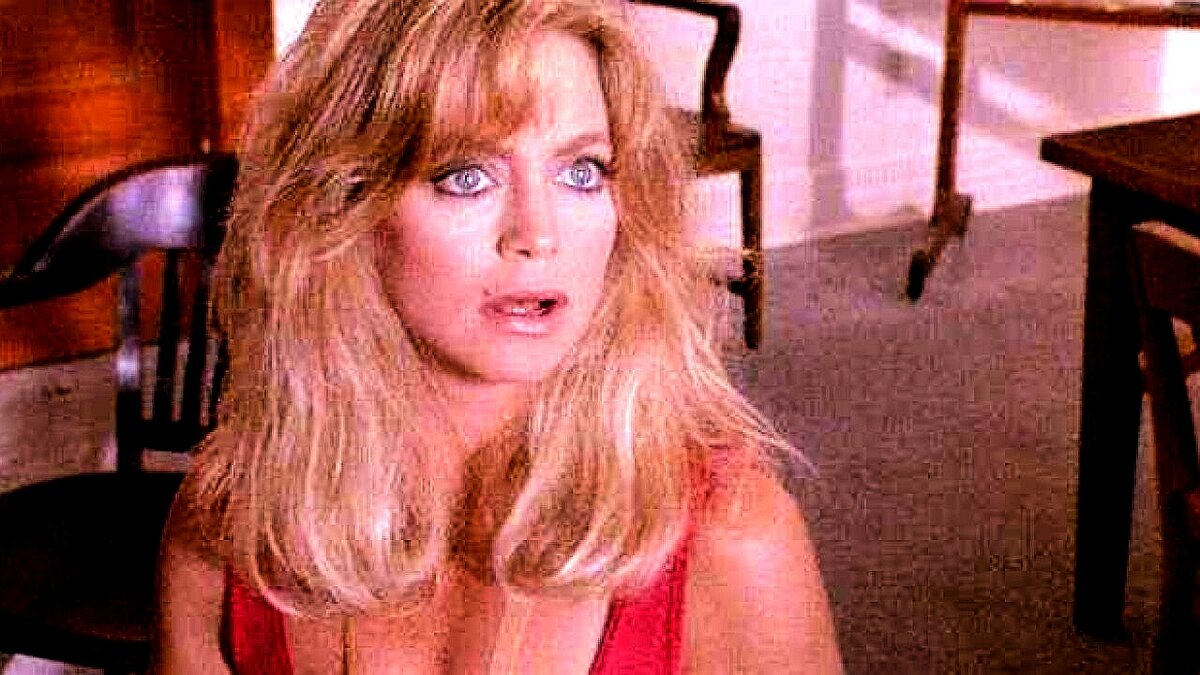 Голди Хоун - официантка Гвен