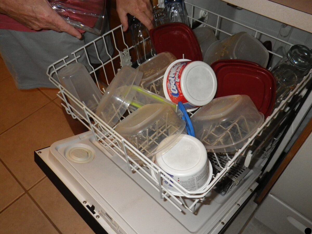 Первый пуск посудомоечной машины. Посудомоечная машина для банок. Пластиковая посуда в посудомойке. Банки в посудомоечной машине. Решетка для посуды в посудомойку.