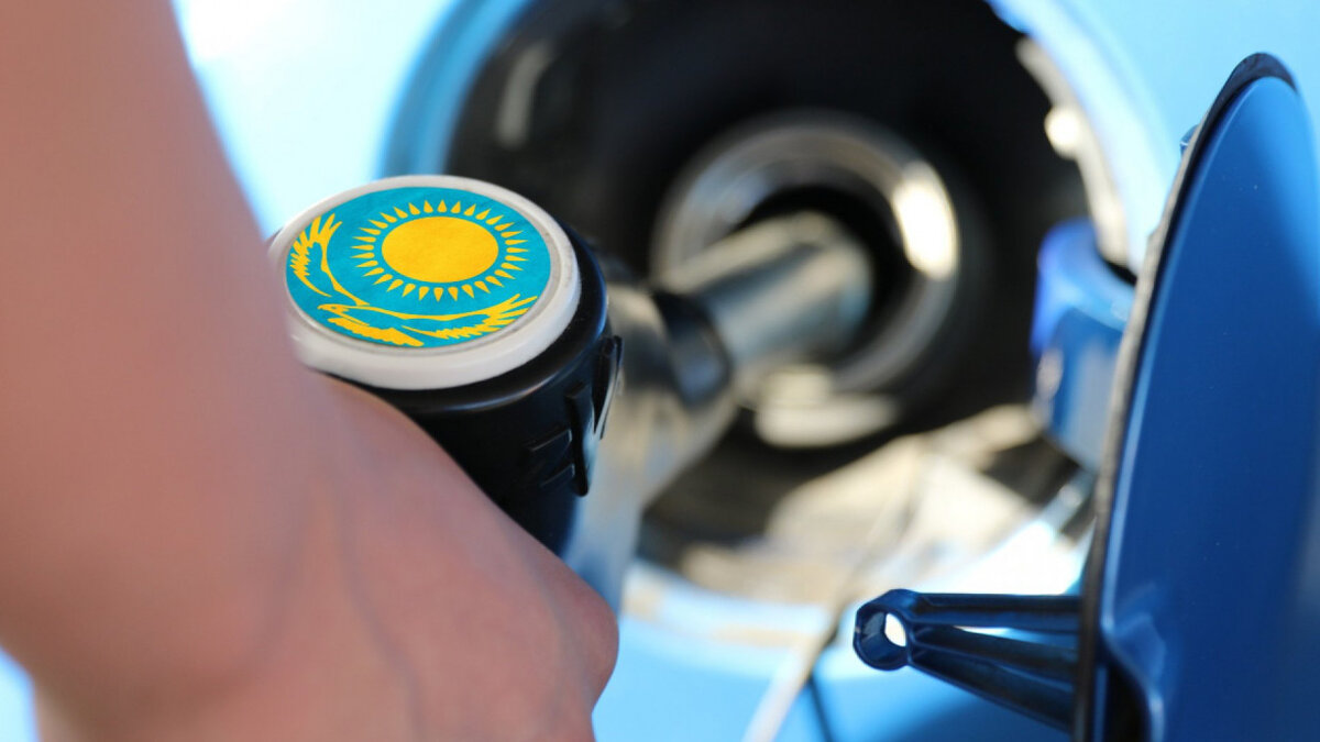 Стоимость российского бензина в Казахстане более чем на 30% ниже. Это привело к "импорту" бензина в бензобаках личных автомобилей.