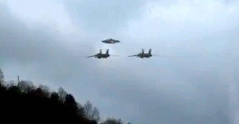 Два истребителя сопровождают НЛО - кадр известного видео, легко найти