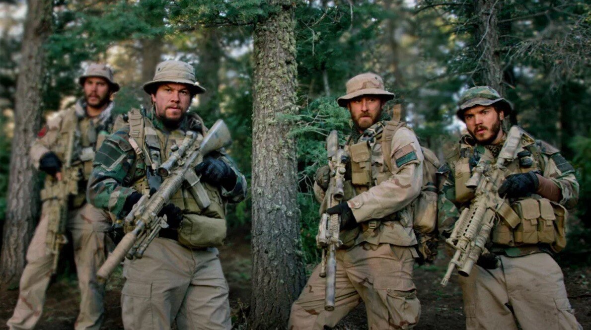 Кадр из к/ф Уцелевший. Бойцы американского спецназа в Афгане, на фоне сосен и елей.  