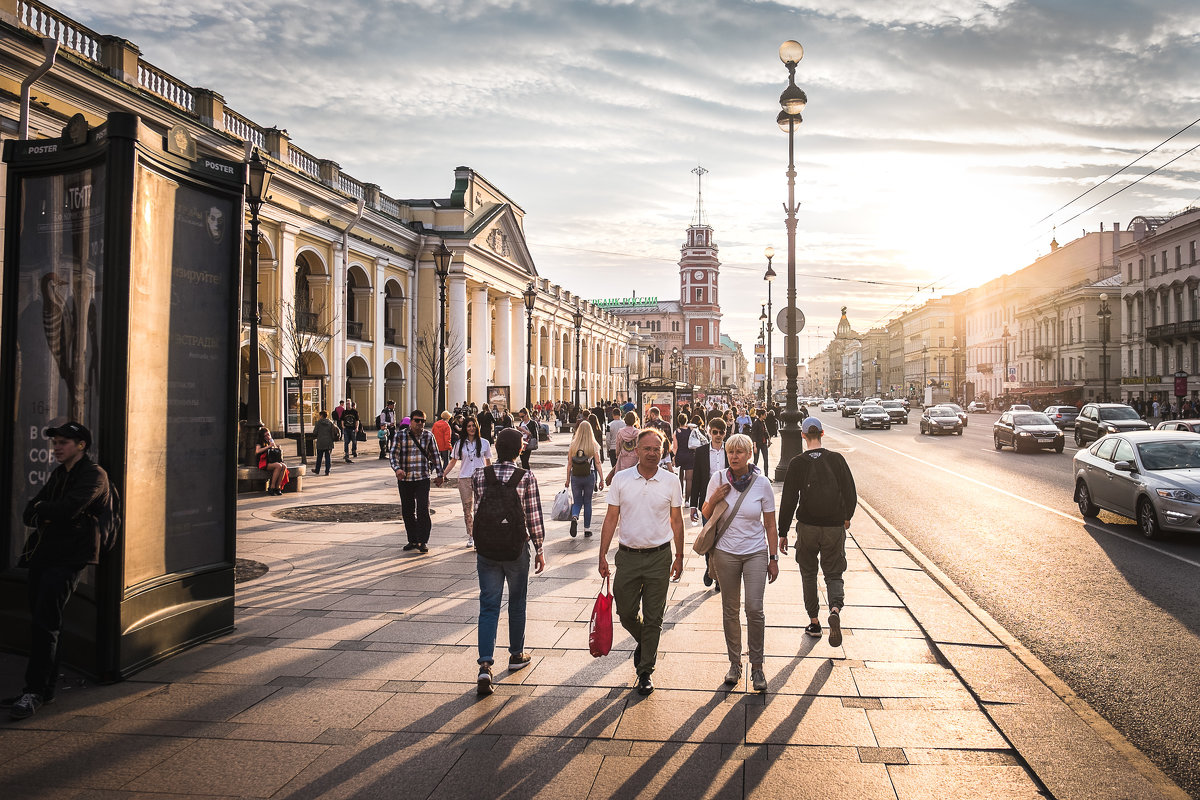 Образ жизни в петербурге. Санкт-Петербург Невский проспект прогулка. Санкт Петербург Невский проспект люди. Невский проспект экскурсия. Туристы Невский проспект Санкт-Петербург.