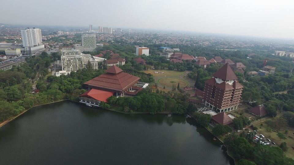 Вид на кампус главного государственного университета - Университет Индонезии (Universitas Indonesia), обучение в котором считается самым качественным и престижным в Индонезии. Ресурс фото: Facebook/UI. 