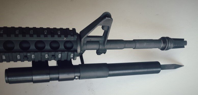 Штык в сложенном положении. В середине заметна "та самая" кнопка.