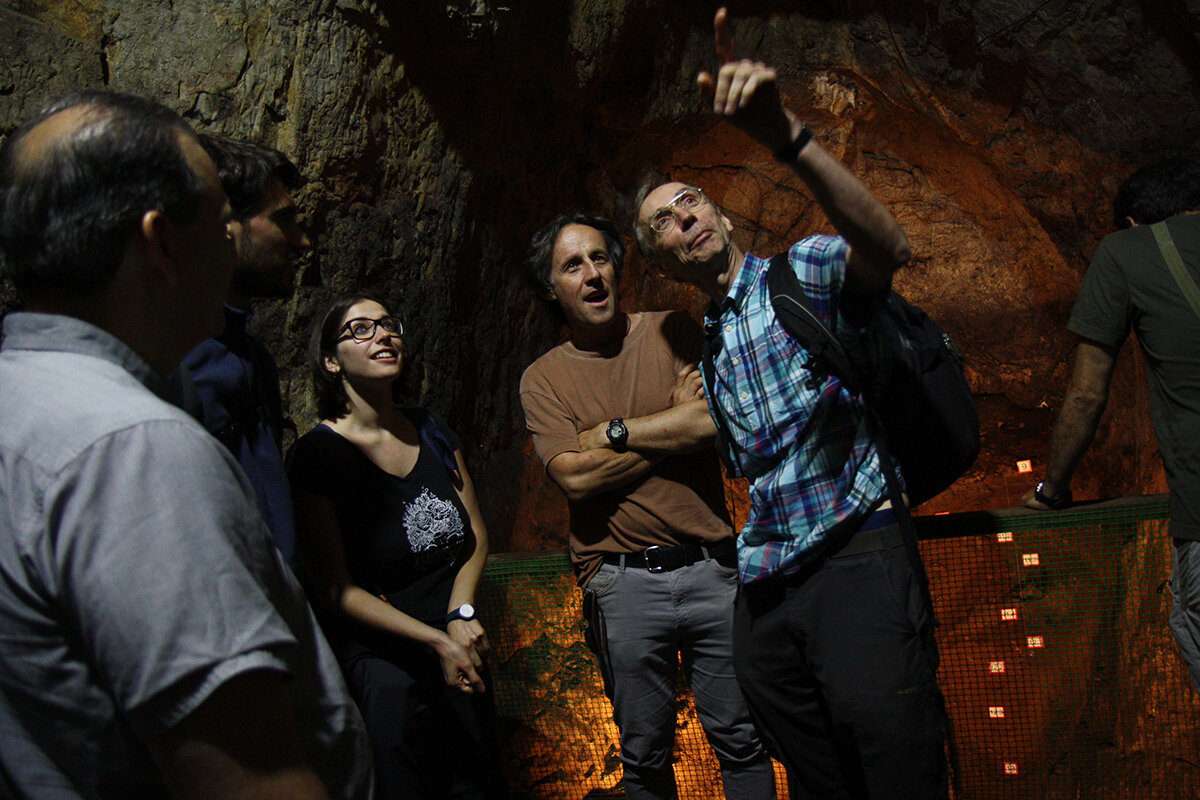 Сотрудники Института эволюционной антропологии Макса Планка и Университета Оксфорда в Денисовой пещере. Фото: Мария Роговая
