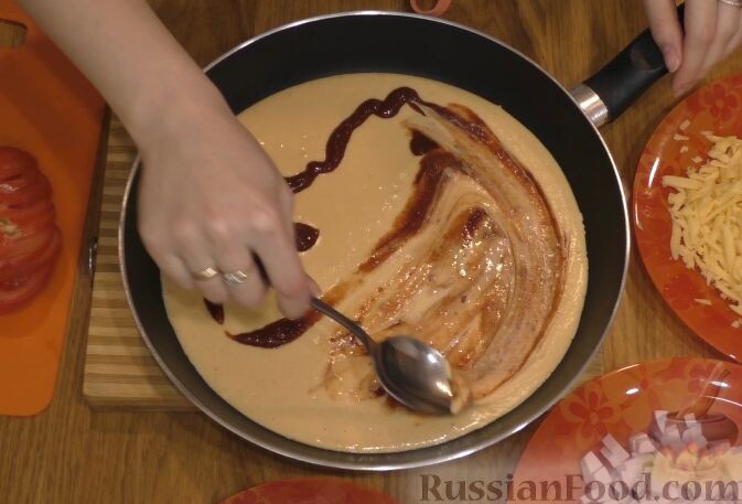 Вылейте тесто в сковороду (с антипригарным покрытием), в которой будет готовиться пицца.
Кетчуп аккуратно распределите его по поверхности теста