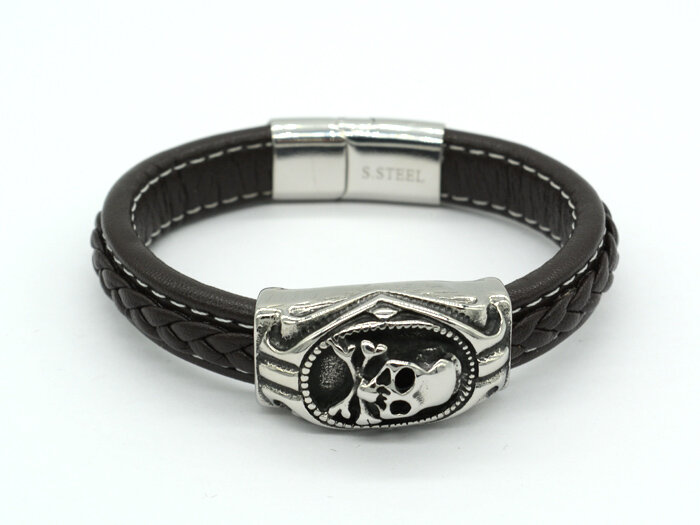 "Пиратский стиль", - подумал я: "Ребячество какое-то". Но - нет, опять меня молодёжь удивила своими познаниями. "Смотри-и", - восхищённо протянула юная леди своему спутнику: "Череп - сосуд жизни! Символ мудрости, преодоления собственных страхов и бессмертия! Давай купим? Да не, мне всё равно, что скажет тётя - у меня своя жизнь и свои убеждения".