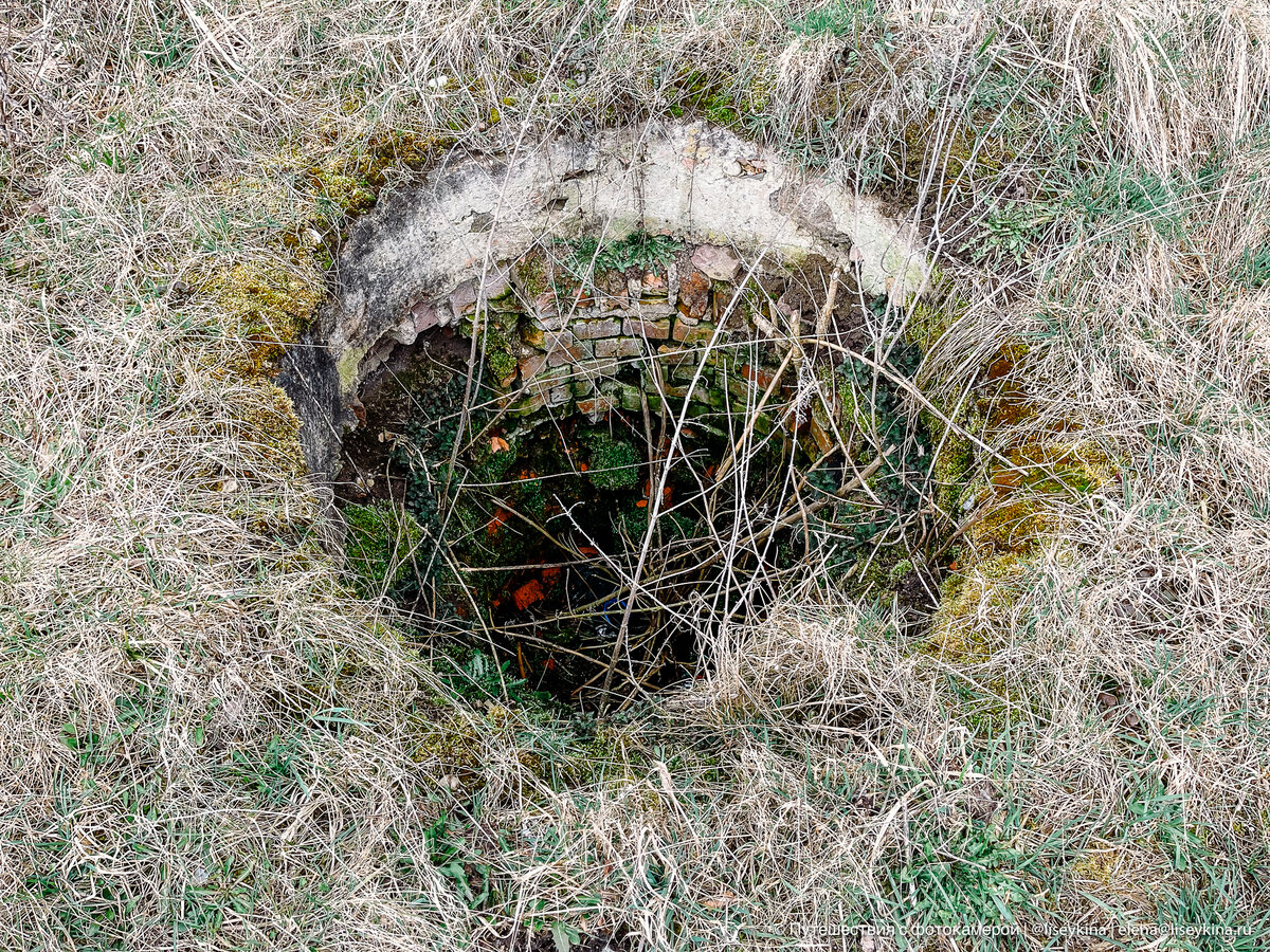 Колодец рядом с усадьбой