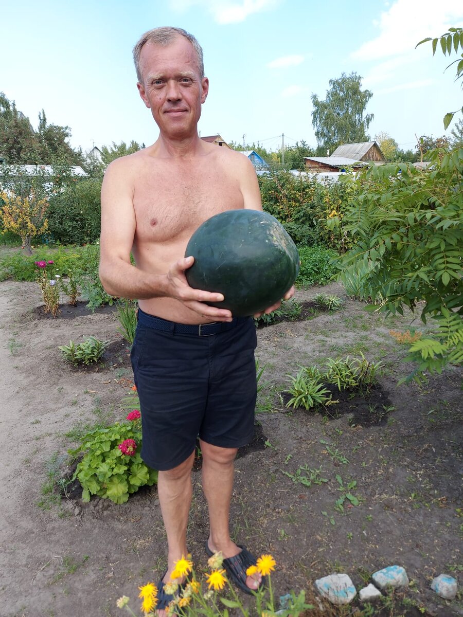 Брат Дима с маминым арбузом
