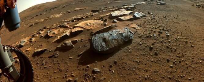 (NASA/JPL-Caltech) — Марсианский каамень, на который наткнулся марсоход Персеверанс.