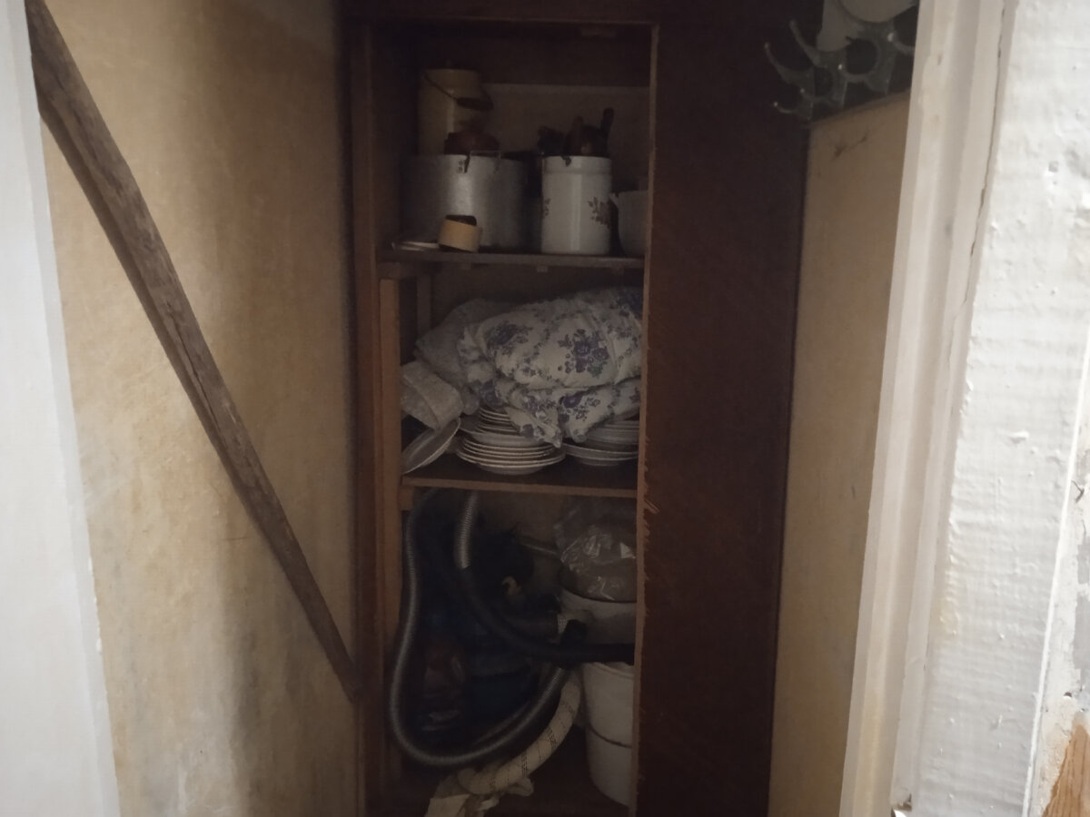 Чулан. Докопалась до шкафа