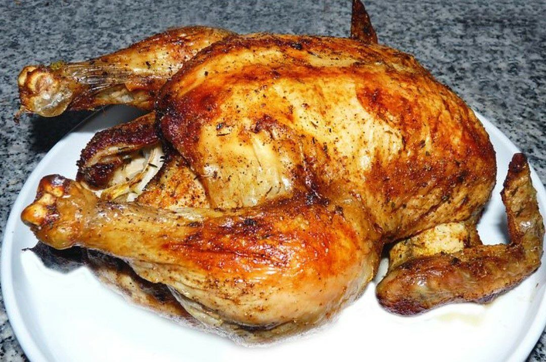 Курочка развалилась как на пляже. Листайте.