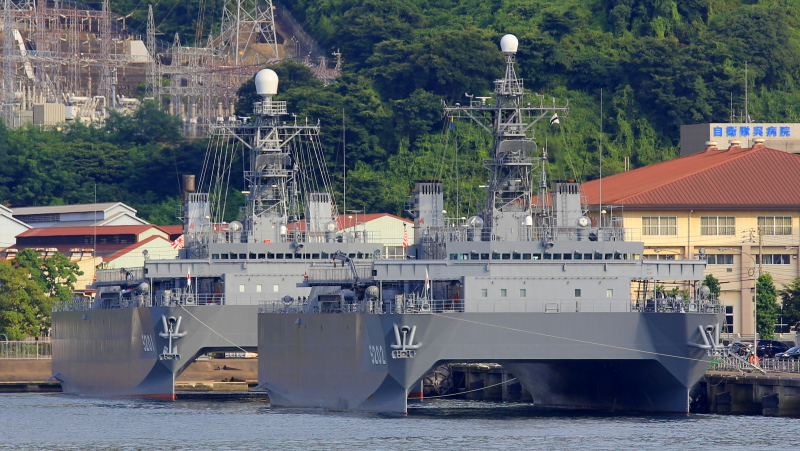 Hibiki (AOS5201) и Harima (AOS5202) в базе Куре