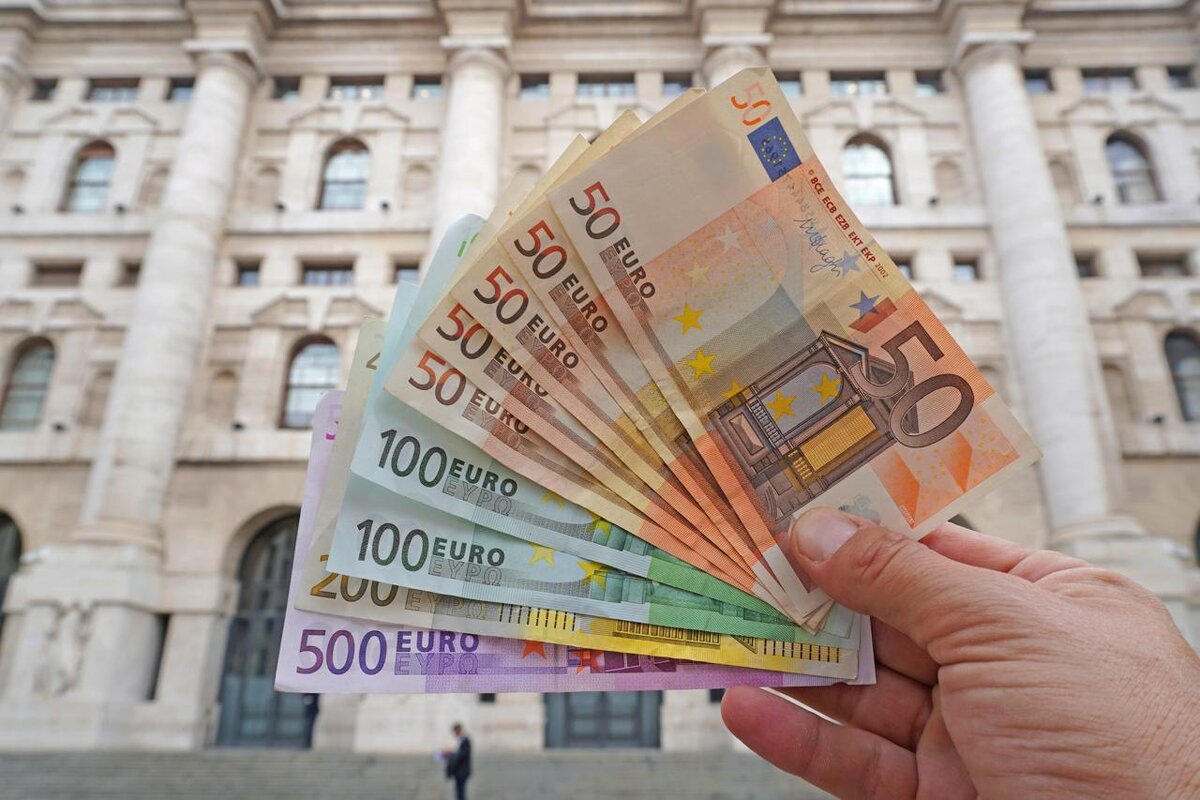 Деньги из италии в россию. Евро. Euro деньги. Евро фото. Наличные евро.