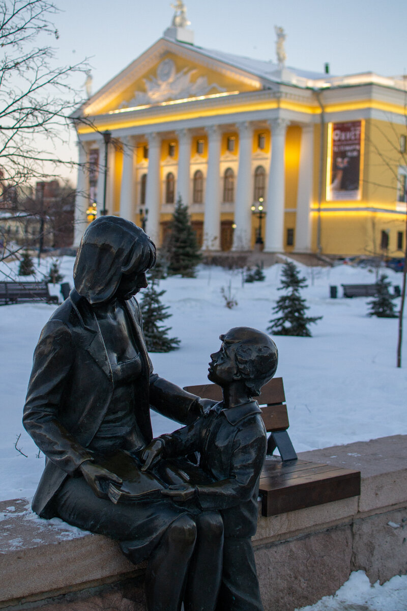 Памятник "Мать и дитя"