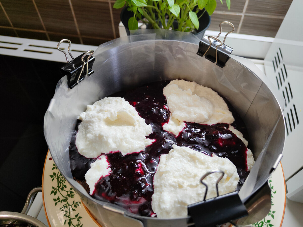 Пирог с творогом и песочной крошки в духовке и в мультиварке