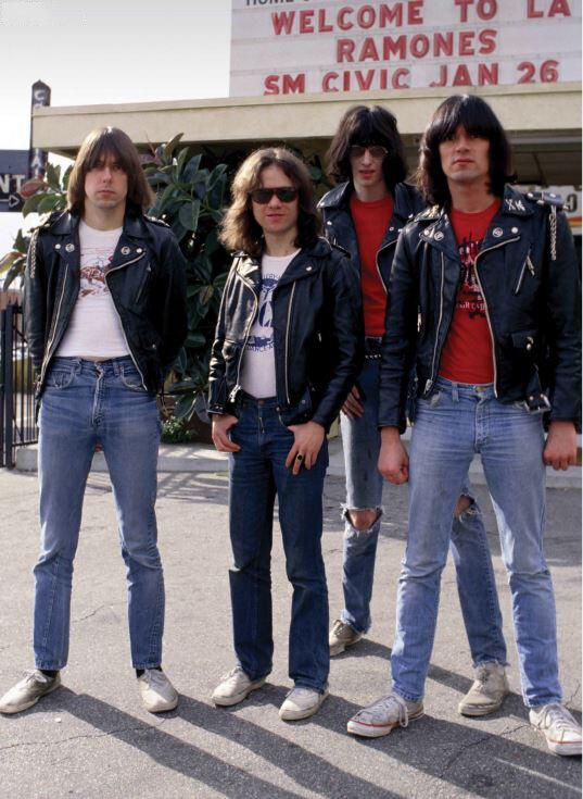 Братухи по оружию: Ramones в 1976 году || Getty