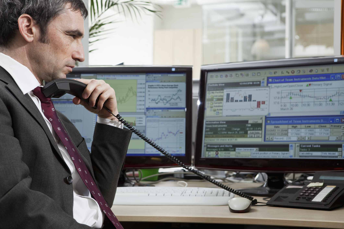 зал трейдеров. крупнейшие трейдеры. профессия трейдер. торговля на бирже криптовалюты. успешный трейдер.