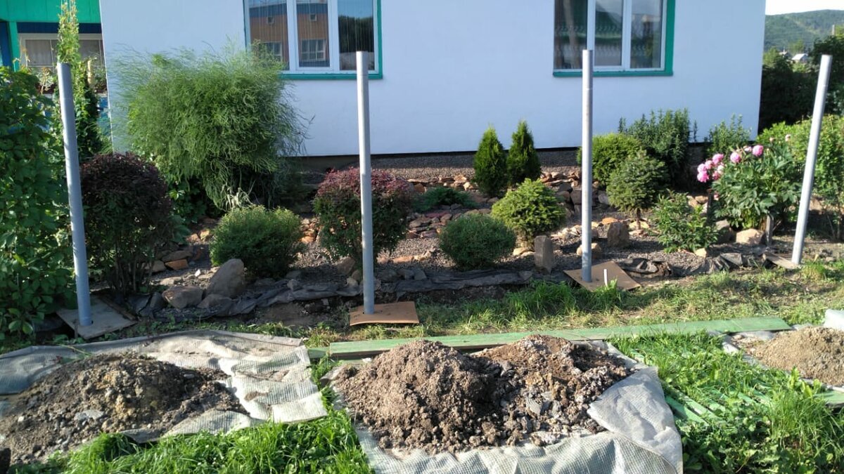 Фундамент высокий. Отмостка из глины с грунтом и щебнем. Дом стоит, как на горке. Выглядит так.