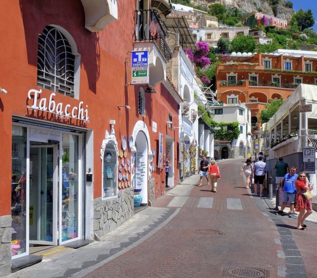 По международной системе знания языка уровни А1-А2 - это те уровни, которые необходимы для простого общения и для туристов (Фото взято из доступных источников сети интернет) 