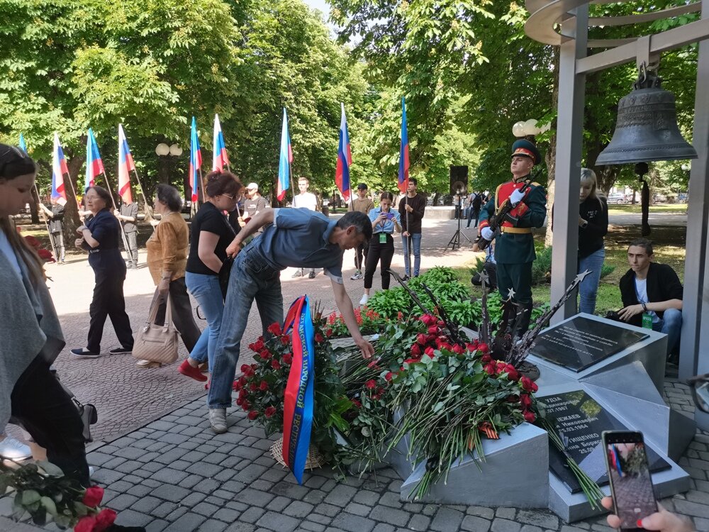 Население луганска. Луганск. Луганск 2014 флаг. Луганск окружили 2014.