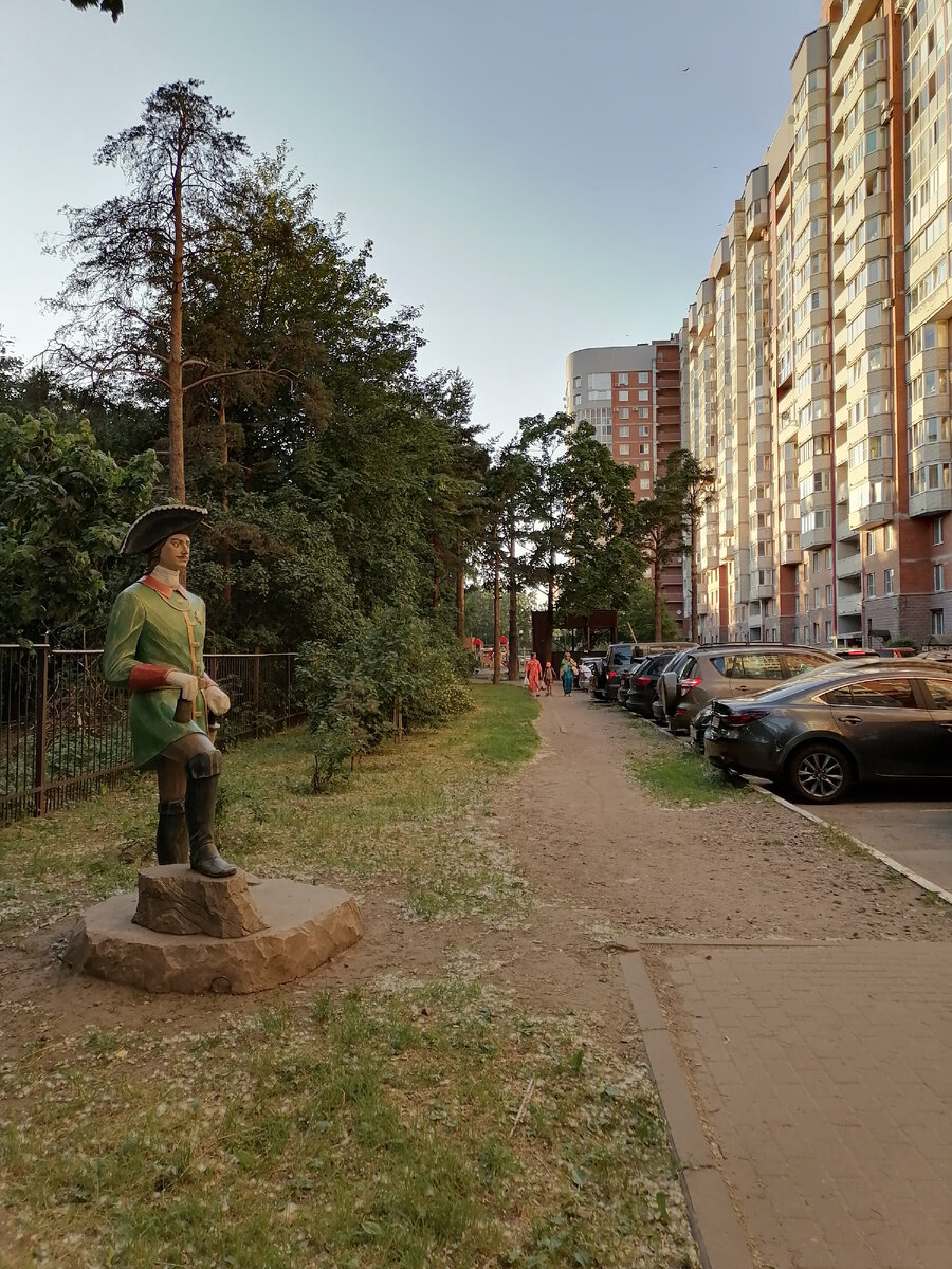 Петр Первый охраняет внутренний двор