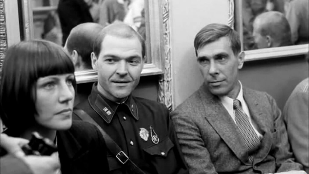 Окошкин (актер Жарков сыграет позднее Черепца) и Лапшин (актер Болтнев сыграет позднее Гаврилова). Кадр из фильма «Мой друг Иван Лапшин»
