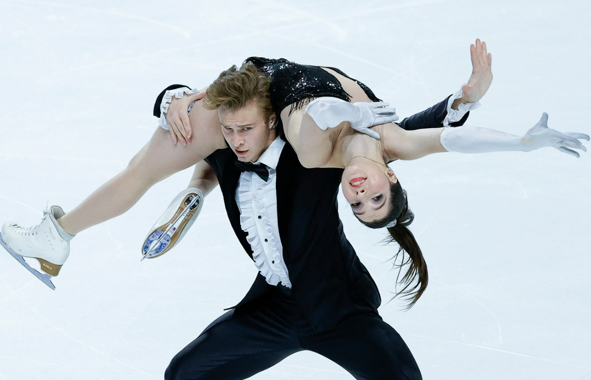 Лоррэйн Макнамара и Антон Спиридонов - победители первого турнира сезона. Фото: соцсети