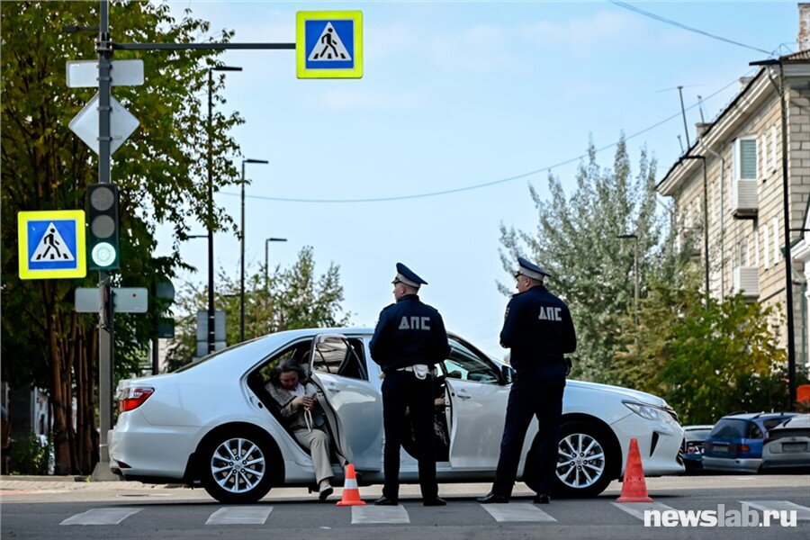 Идти многим пришлось пешком, ведь парковки были закрыты. Почти для всех