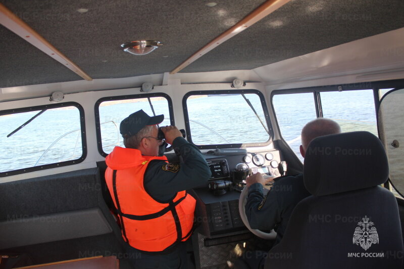Сегодня инспектора ГИМС Владимир Худяков и Дмитрий Хвальцев вышли в рейд на р. Волгу на патрульном катере «КС-701». 
Во время патрулирования сотрудники МЧС провели профилактические беседы с рыбаками, рассказали им о том, как обезопасить себя от несчастного случая, напомнили правила безопасного поведения на воде и вручили памятки.