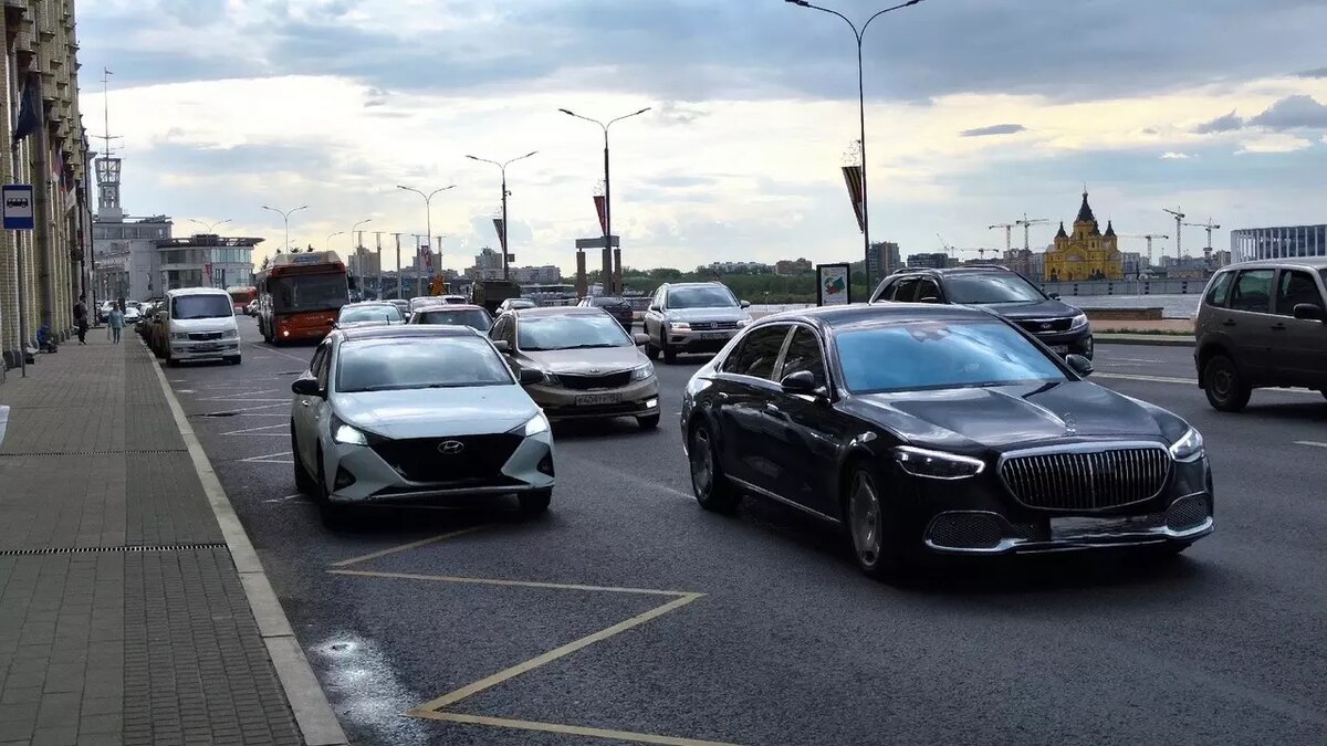     В Нижегородской области довольно много проблемных мест на дорогах, для объезда которых водители выбирают обочину. Как бороться с теми, кто не уважает других участников движения, создает аварийные ситуации и может навредить другим автомобилистам, выяснил NewsNN.