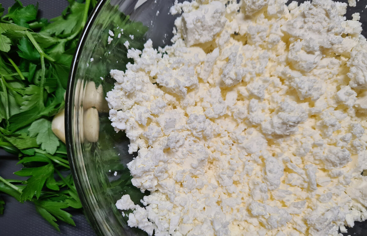 растираем брынзу вилкой для горячей закуски из лаваша "Брынза с зеленью"