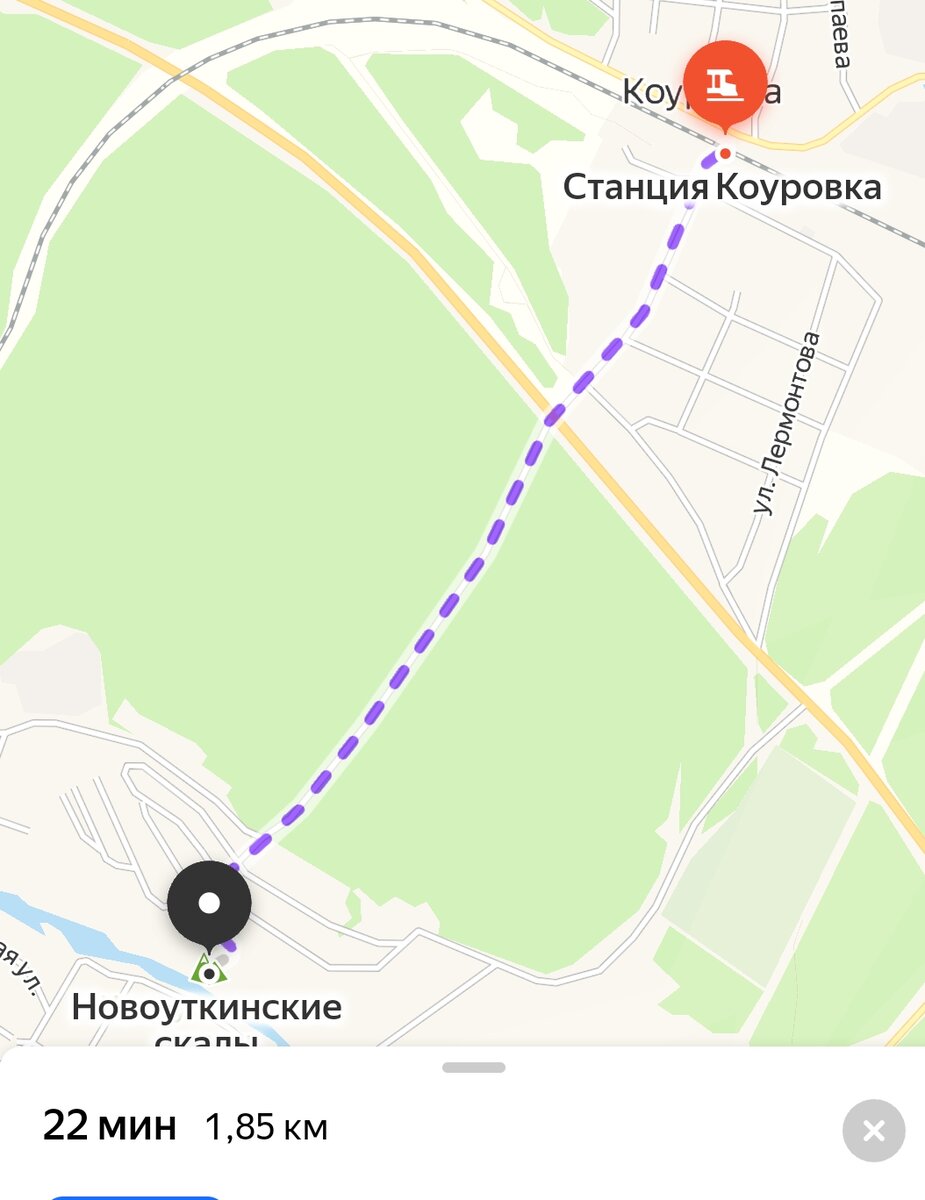 От Коуровки до Новоуткинских скал пешком идти чуть больше 20 минут - меньше 2 километров.