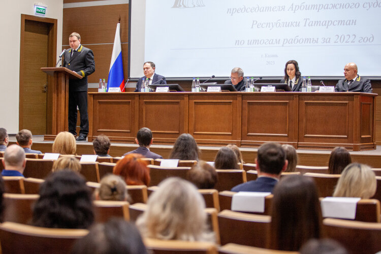    В республике разыгрывается не менее интригующая борьба за кресло председателя Арбитражного суда республики, сейчас его возглавляет Максим Боровков (на фото слева)