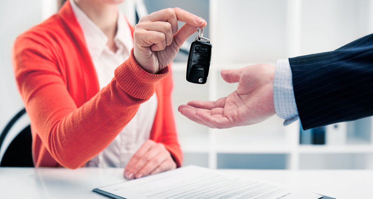 Довольный человек. Менеджер и покупатель. Счастливый клиент. Карьерный рост в компании. Радостные деловые люди.