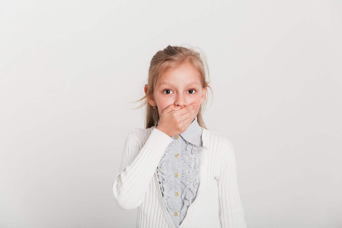Изображение от <a href="https://ru.freepik.com/free-photo/little-girl-with-surprised-expression_4509601.htm#query=%D1%80%D0%B5%D0%B1%D0%B5%D0%BD%D0%BE%D0%BA%20%D0%B7%D0%B0%D0%B8%D0%BA%D0%B0%D0%B5%D1%82%D1%81%D1%8F&position=4&from_view=search&track=ais">Freepik</a>