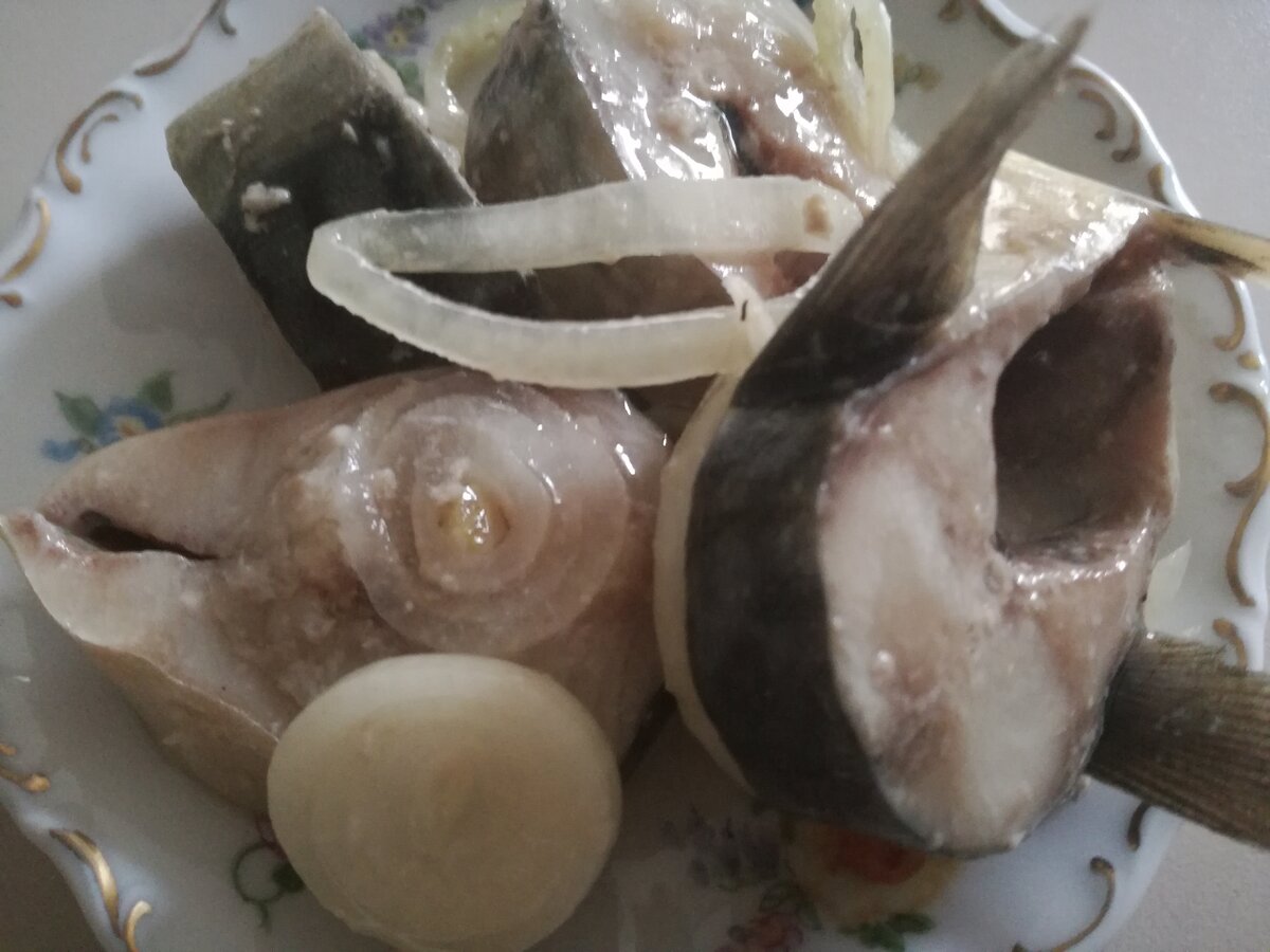 Мы практически не покупаем в магазине соленую или маринованную рыбу. А все потому что я знаю, как быстро замариновать рыбу. Я хочу поделиться с вами своим рецептом.