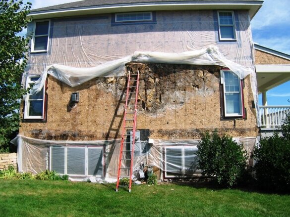 Вид стены каркасного дома после демонтажа сайдинга. Миннесота, США.
