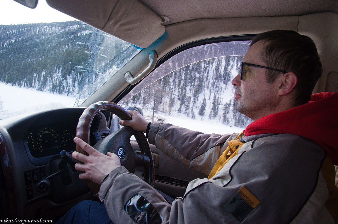 01. Несмотря на потрясающие виды за окном, Владимир невозмутимо смотрит на дорогу :)

