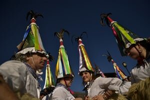 
Группа жольдунаков по имени Занпанцар принимает участие в карнавале между пиренейскими деревнями Итурен и ЗубиетаФотография: Альваро Барриентос / AP
FacebookTwitterPinterest