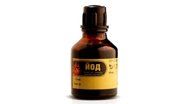 Наиболее популярное домашнее средство от кашля взрослым – это йодовая сетка на грудную клетку
