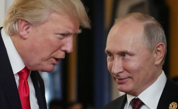 Авторское правоAFPImage captionПрезидент Трамп беседовал с Путиным на экономическом саммите во Вьетнаме в ноябре 2017 года