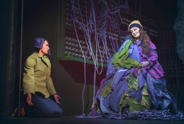 Поэтому  втихаря в этой загадочной телефонной компании творится мелкое будничное  волшебство. Вполне рутинное и даже монотонное в первом действии, и  закручивающееся в большой клубок наслаивающихся друг на друга  случайностей и последствий во втором. Главным "ангелом" работает Ирина  Алферова. И ей идет эта роль, надо признать. Она в ней такая уютная,   добрая и трогательная.
Кстати,  в этом спектакле отличная роль и у Джульеты Геринг. Признаюсь, я не  люблю эту актрису, но тут она очень хороша. Ничуть не хуже моей любимой  Ольги Гусилетовой.  Вообще, это спектакль, в котором все женские  персонажи на голову выше мужских.
Но  вернемся к спектаклю. По жанру это, наверное, социальная фантастика.  Что уже интересно, т.к. такое в театрах почему-то ставят редко. Но для  того и существует мой любимый ШСП, чтобы рисковать и создавать  неожиданное. Чтобы удивлять и делать финты ушами. И мне это в нем  страшно нравится.
