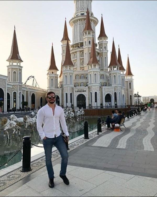 Хейтеры заявили, что компания подарила Антону Гусеву Mercedes без колес